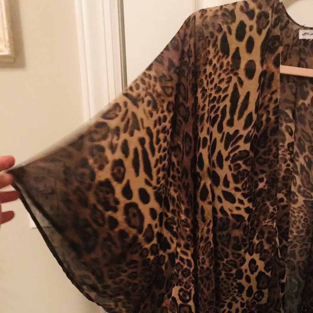 NWOT Leopard print sheer shawl. 💐promo 5 items / $50. Add to ur bundle - Picture 3 of 7